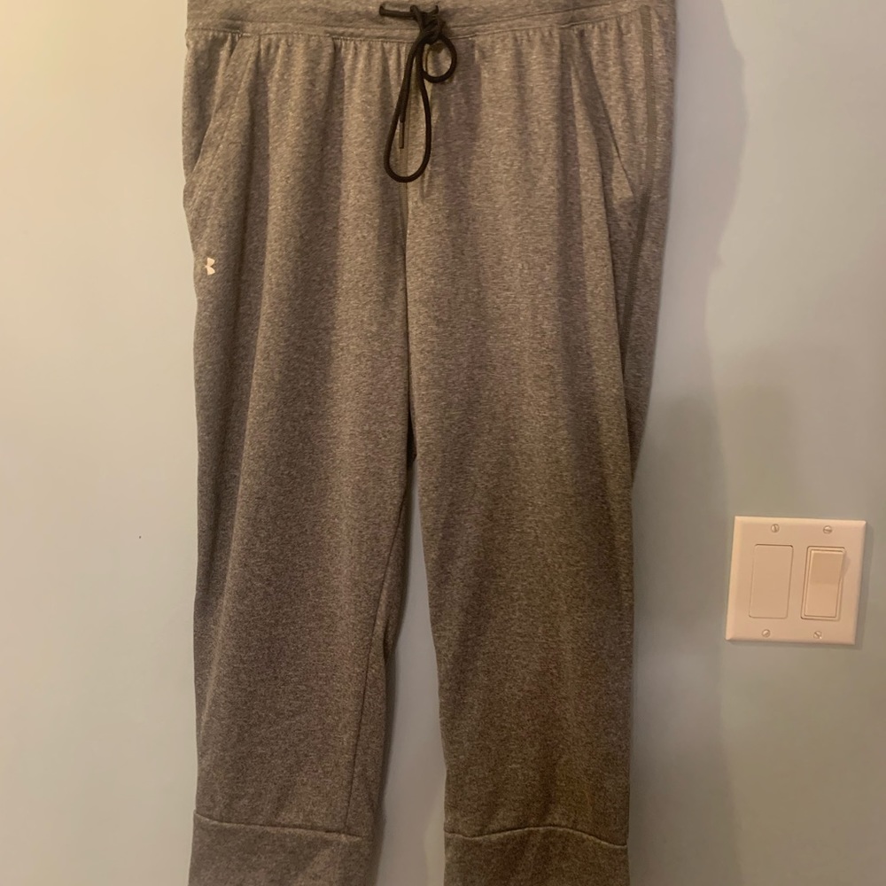 Under Armour cropped heat gear pants